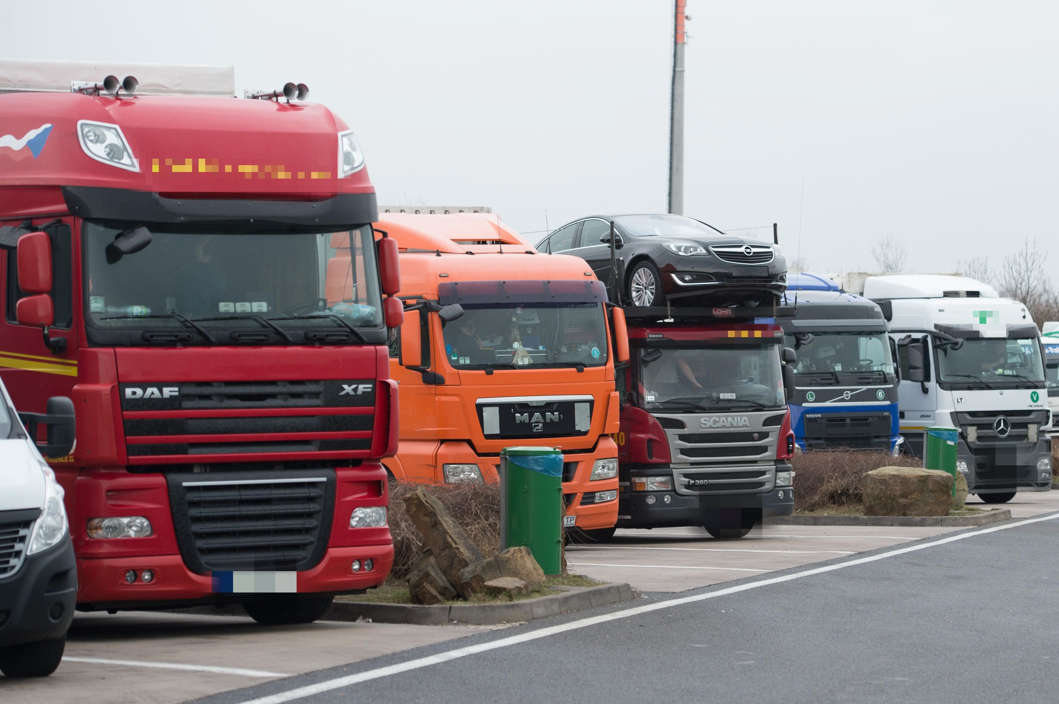 Lastkraftwagen stehen bei Gotha auf einem Parkplatz.