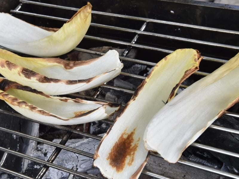 Chicoree ist ein beliebtes Grillgemüse. Zudem bietet sich Pak Choi, eine milde Kohlart aus Asien, auf dem Rost an. Das Gemüse lässt sich mit Sojasauce verfeinern und benötigt nur eine geringe Zeit auf dem Grill. Foto: Peter Kneffel