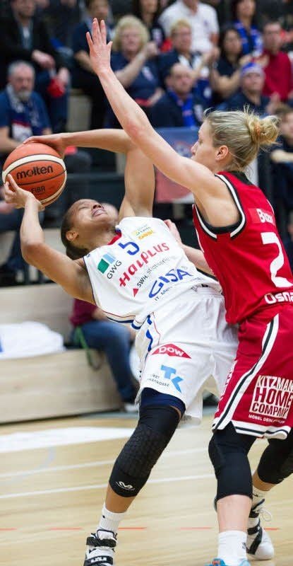Kristen McCarthy (l.) wird gestoppt.
