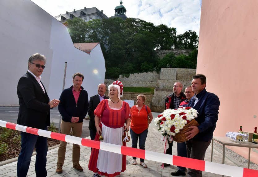 Marktfrau Regine (Mitte) und Oberbürgermeister Robby Risch (links) vor dem Banddurchschnitt.
