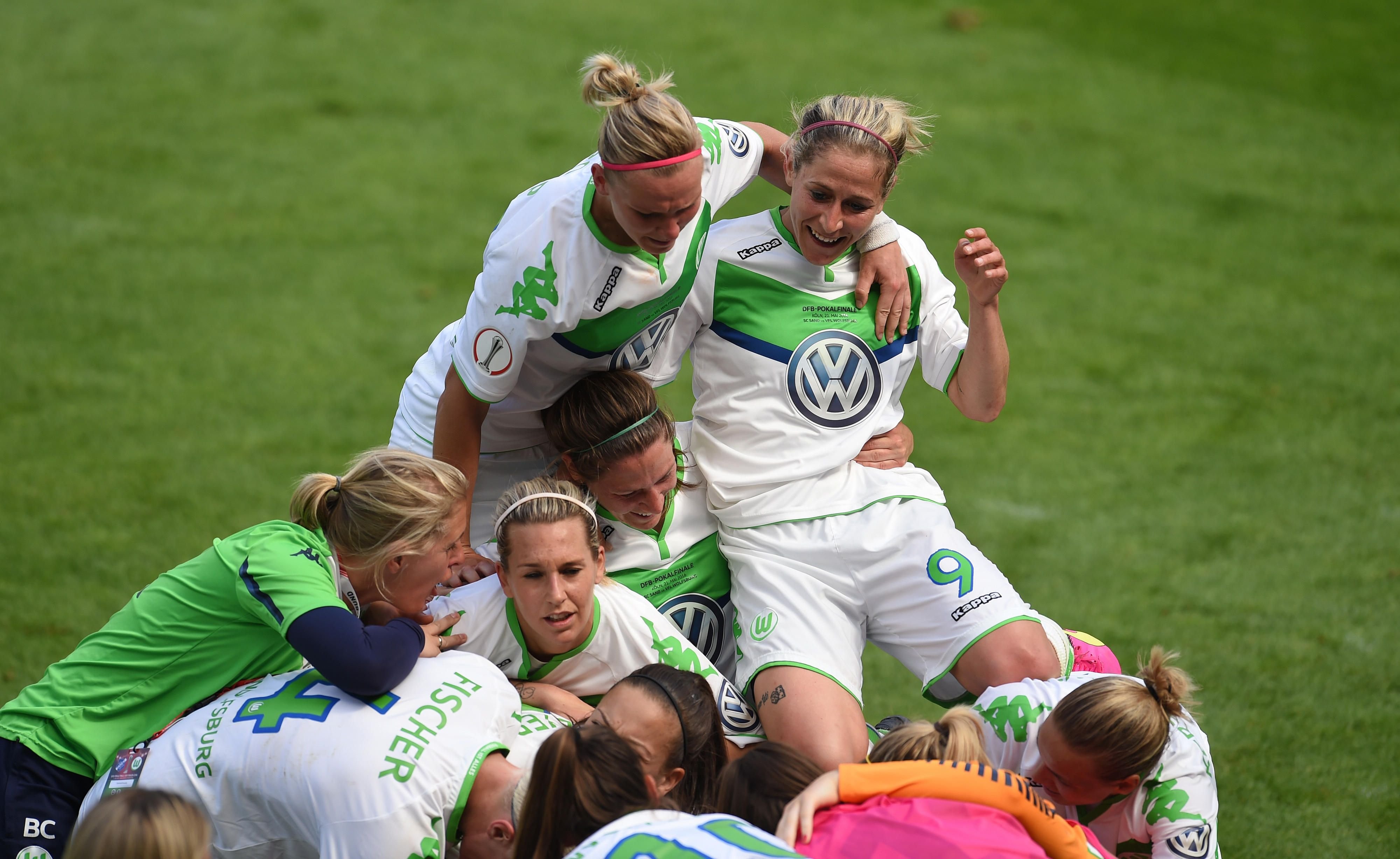 Die Wolfsburger Damen jubeln über das 1:2 von Zsanett Jakabfi.