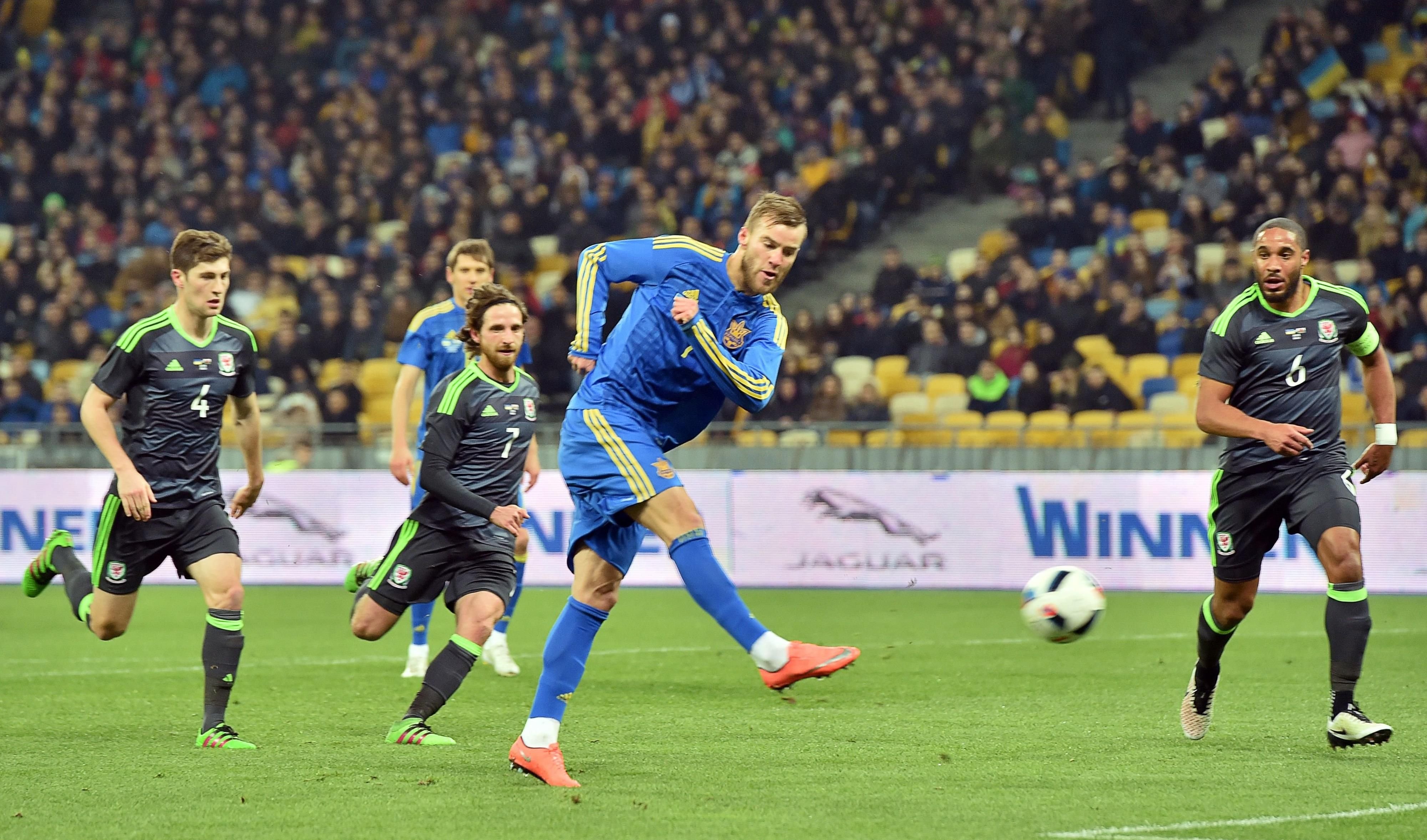 Andriy Yarmolenko zieht zum Torerfolg ab.