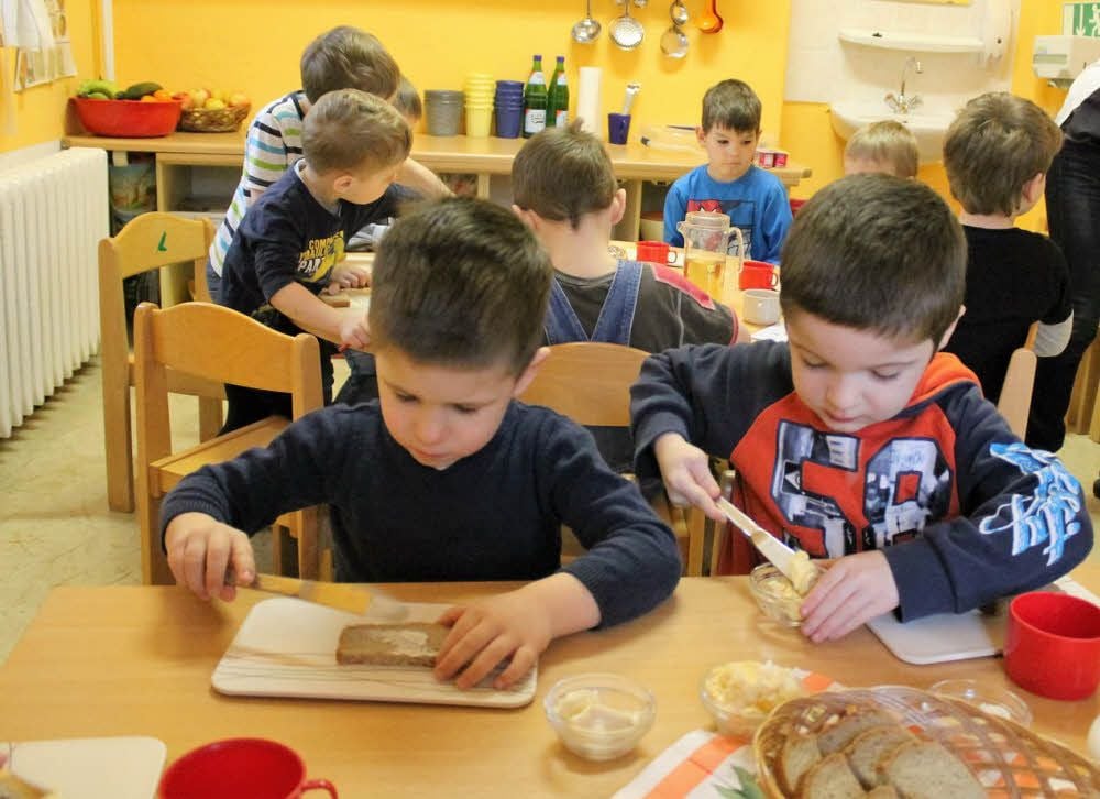 Mit Feuereifer stürzen sich Kinder der „Biene Maja“ auf die frischen Schnitten und Zutaten fürs Frühstück.