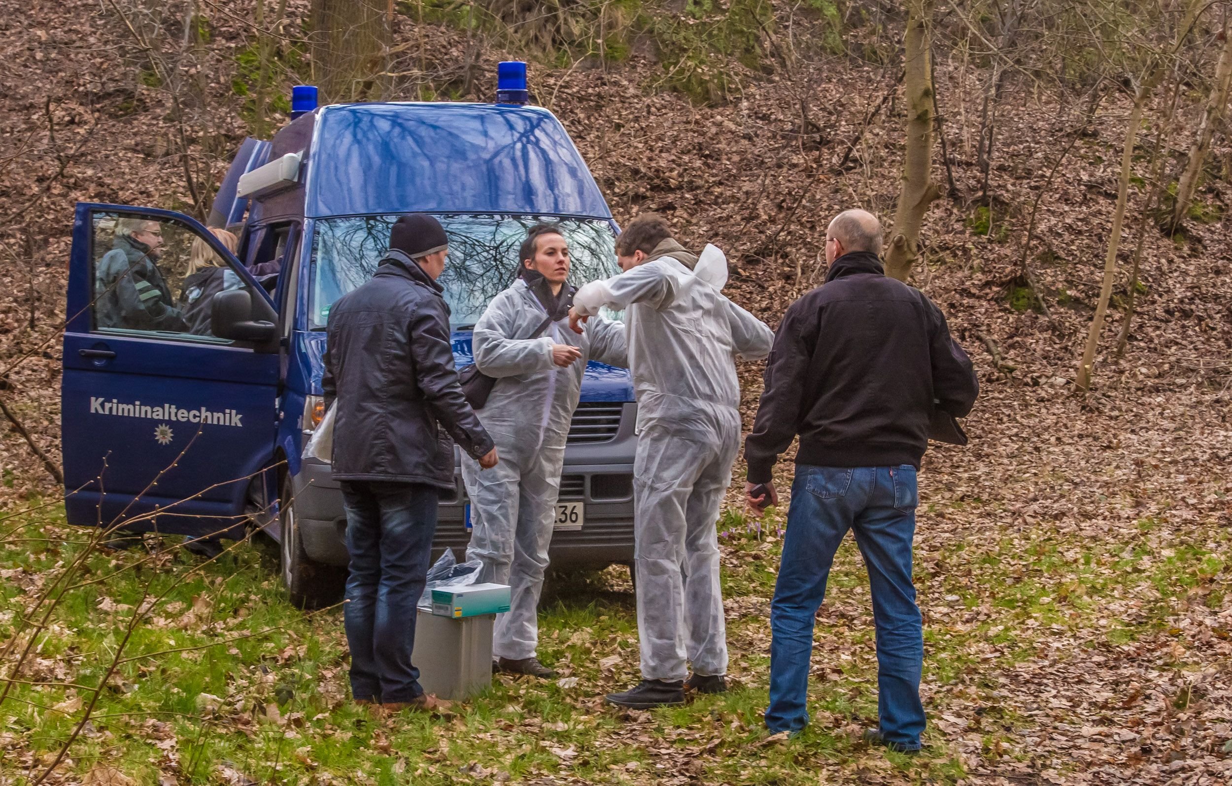 Ermittler am Fundort der Leiche. Der seit Sonntagabend vermisste 13-jährige Schüler ist tot aufgefunden worden.