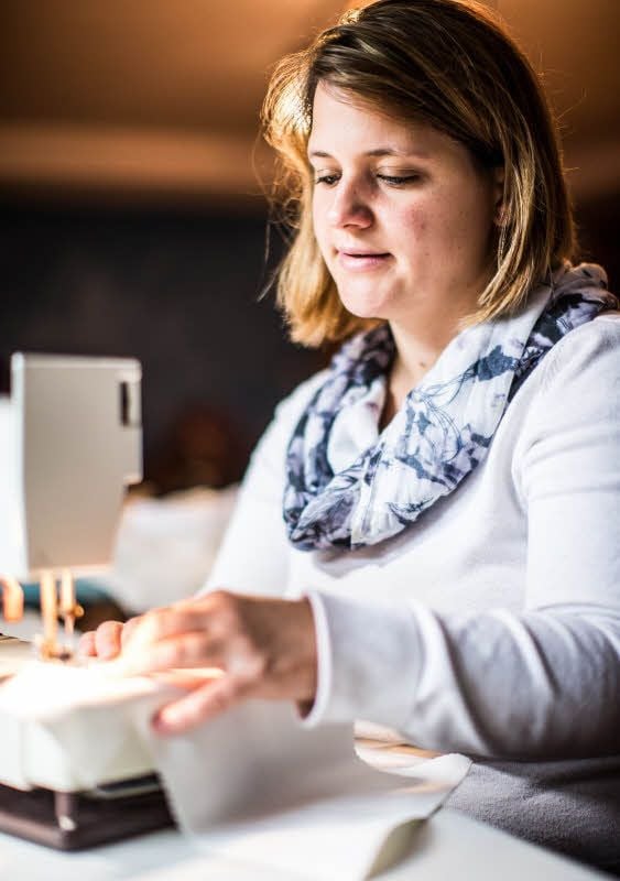 Für die Himmelskleider hat Isabel Weber nähen gelernt.