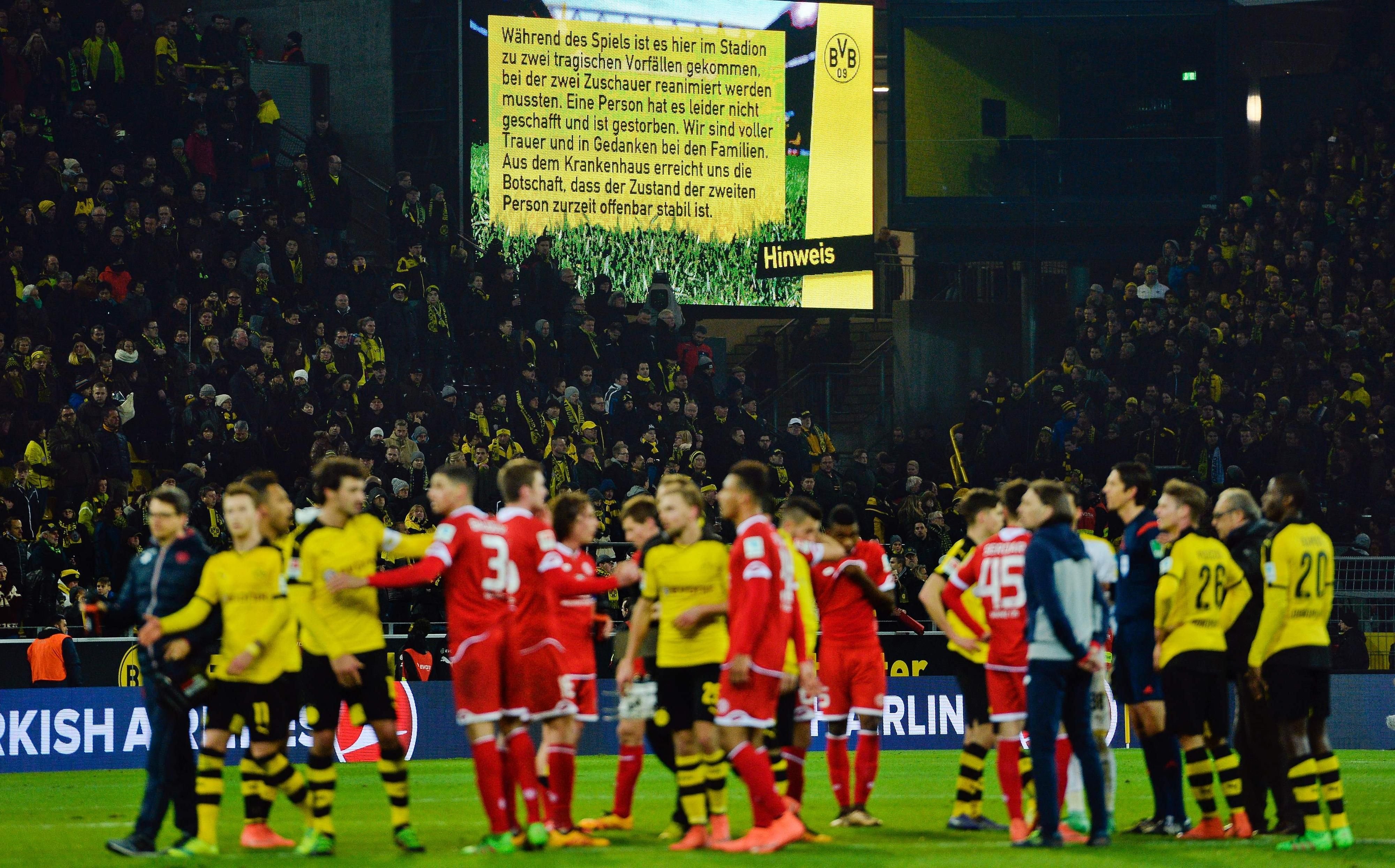 Auf dem Stadion-Monitor erfahren die Fans von dem tragischen Vorfall.