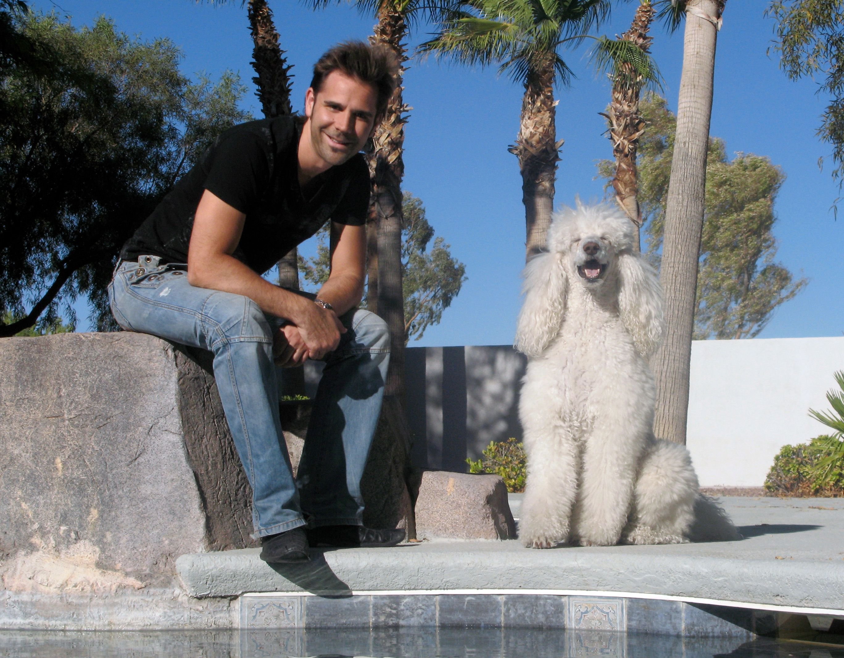 Jan Rouven mit Riesenpudel Puccini am Pool seiner Villa in Las Vegas