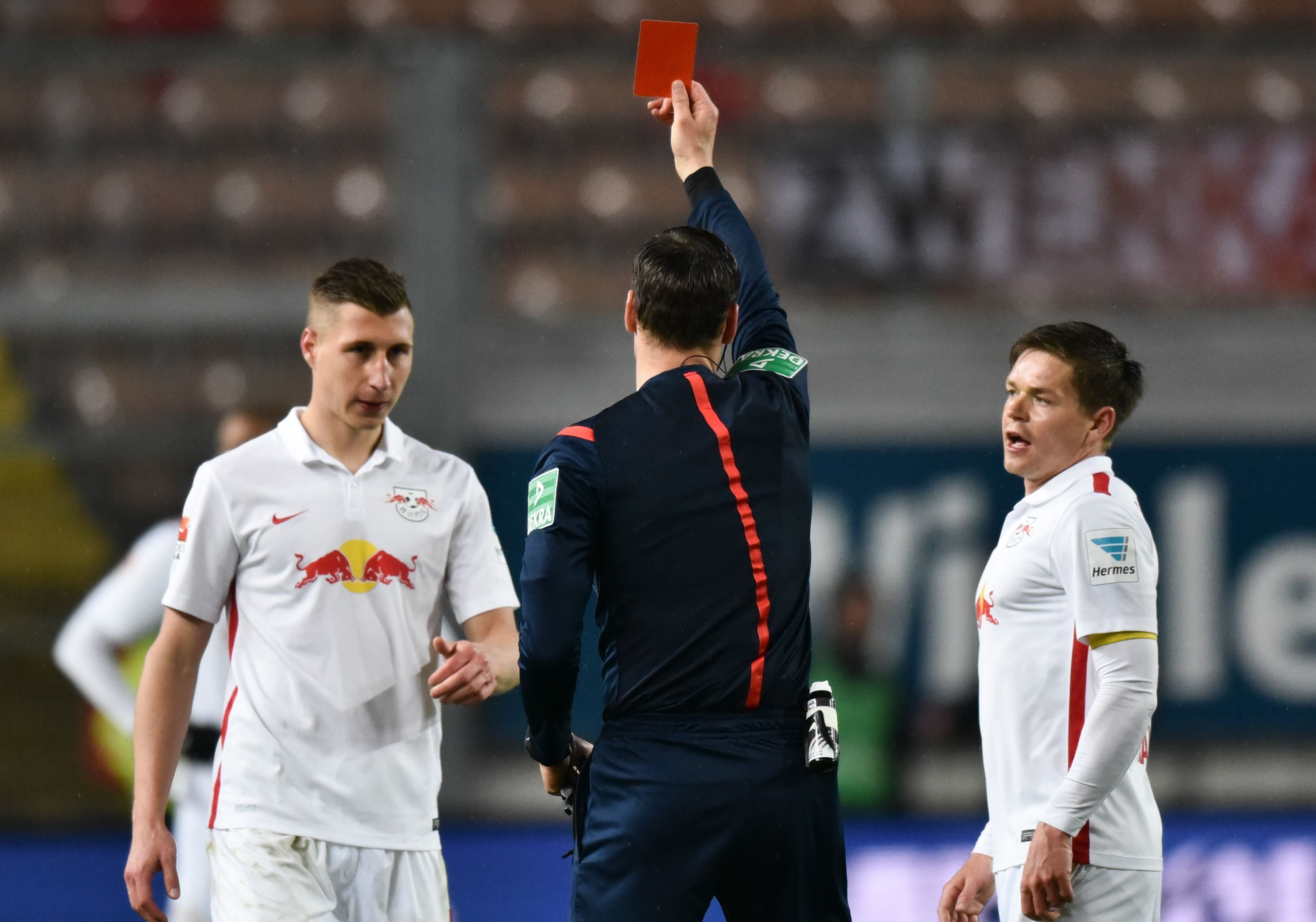 Schiedsrichter Bastian Dankert zeit Leipzigs Willi Orban (l) die rote Karte.