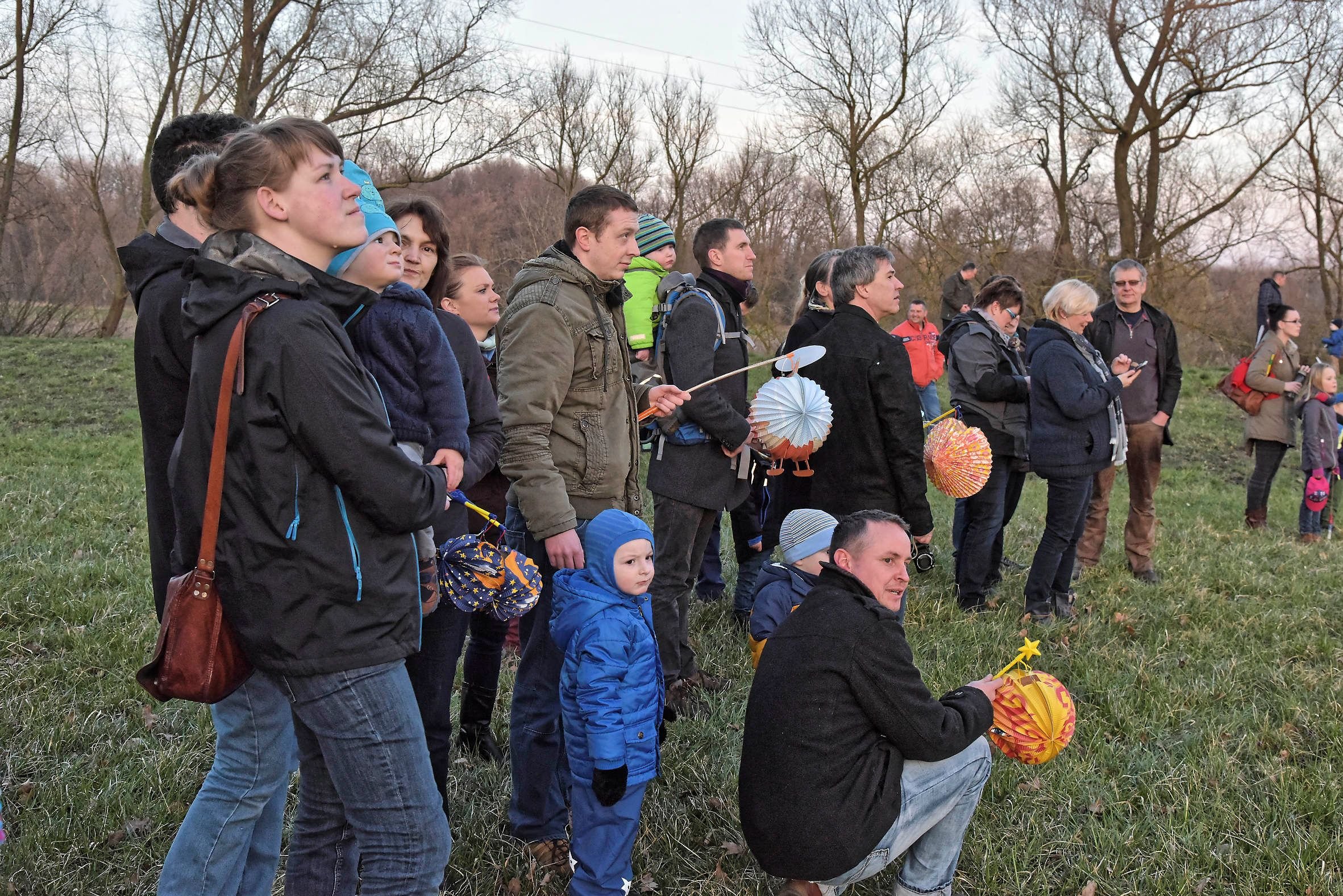 Zuschauer beim Osterfeuer.
