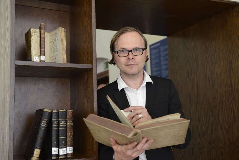 Archivleiter Danny Weber präsentiert die „Heroen der Wissenschaftsgeschichte“, wie der sagt.