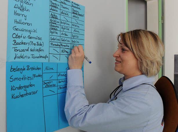 Teamleiterin Antje Rauchfuß teilt die Mitarbeiter ein.