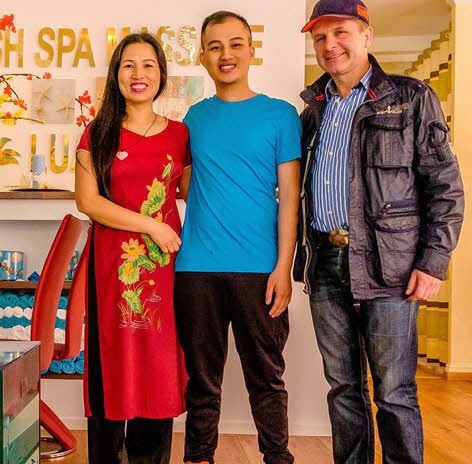 Blick ins neue Fish Spa. Links die drei, die es nach Wittenberg brachten: Hau Scholz, ihr Sohn Luan Do und Bernd Gliesche