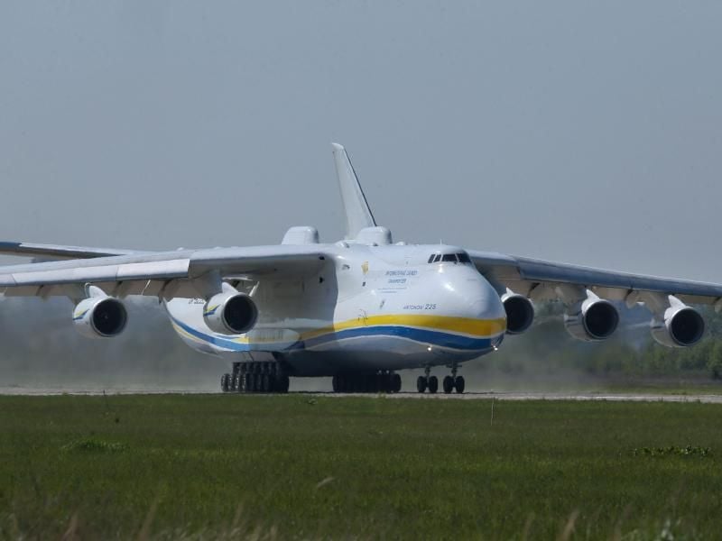 Die Antonov AN-225 kann bis zu 250 Tonnen Ladung aufnehmen.