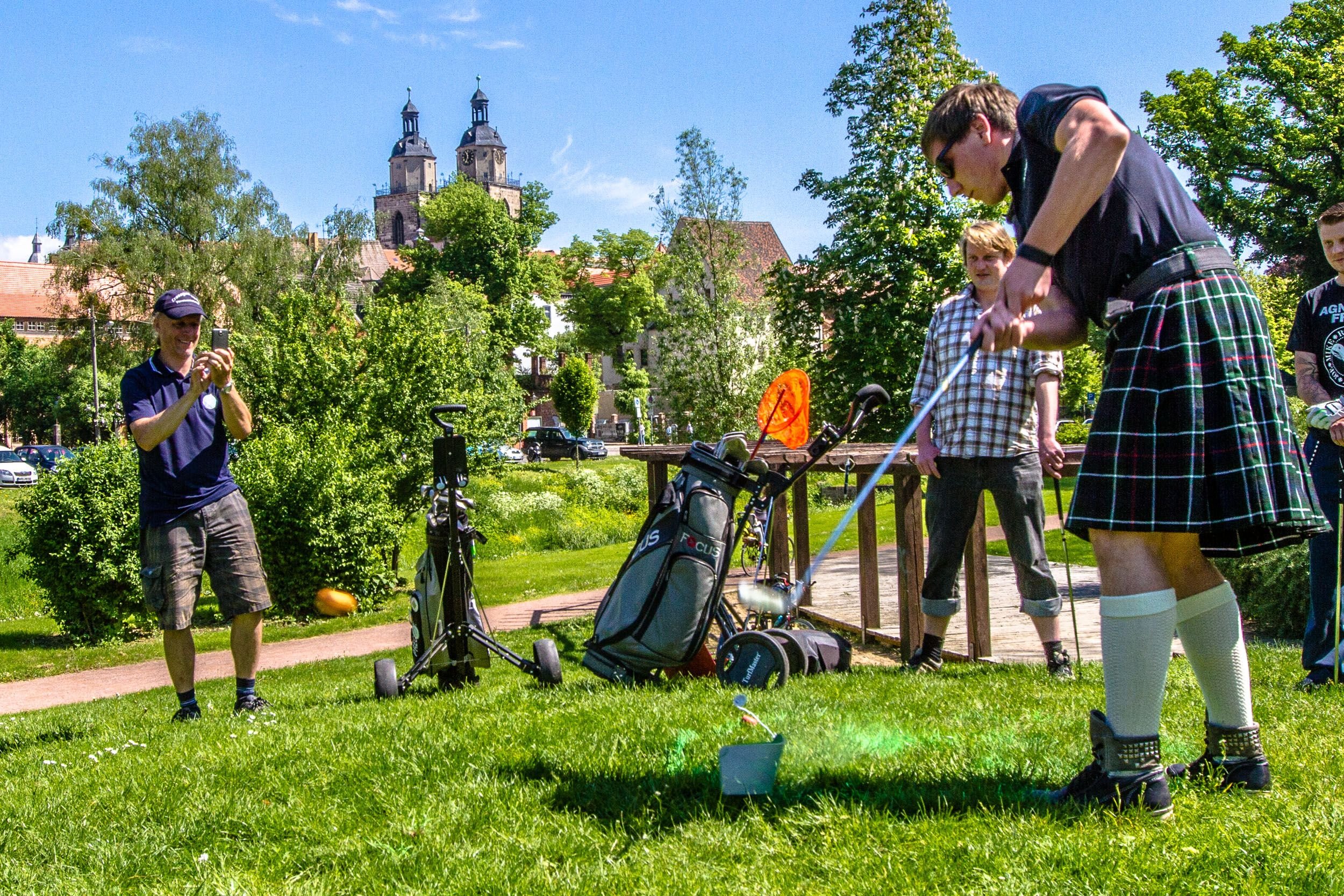Mit dem Golfschläger quer durch die Stadt: Zu Pfingsten wird es 2016 wieder ein Crossgolf-Turnier in Wittenberg geben. Bei einem der letzten Turniere in Wittenberg wurde auch im Luthergarten der Ball abgeschlagen. Stefan Richter aus Köthen schlug damals seinen orange markierten Schaumstoff-Ball vor der Kulisse der Wittenberger Altstadt ab.