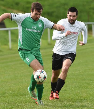 Germania-Spieler Paul Böhm (l.) im Laufduell mit Richard Tobian (Mertendorf/ Molau II).