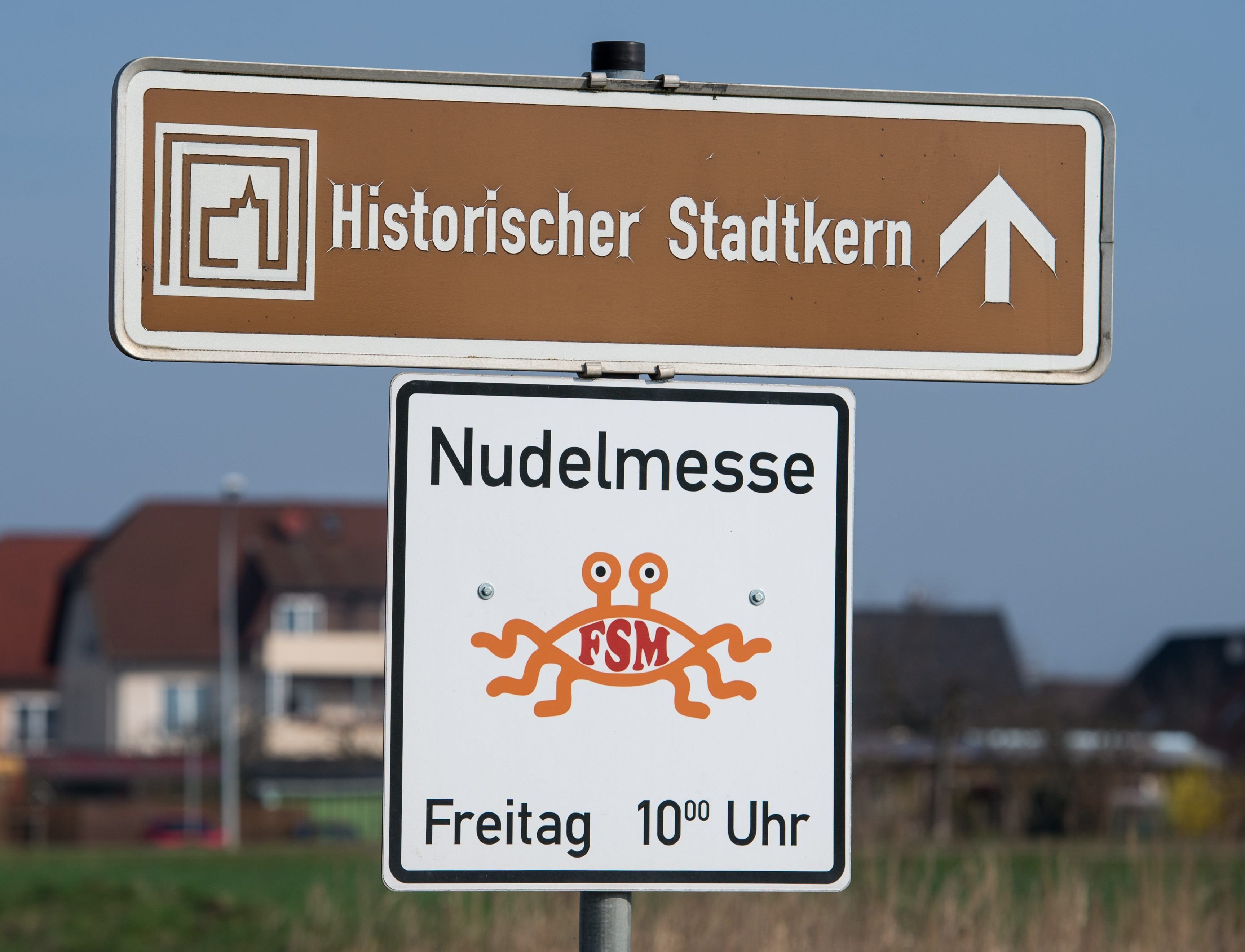 Schilder der «Nudelmesse» sind in Templin (Brandenburg) noch immer zu sehen.