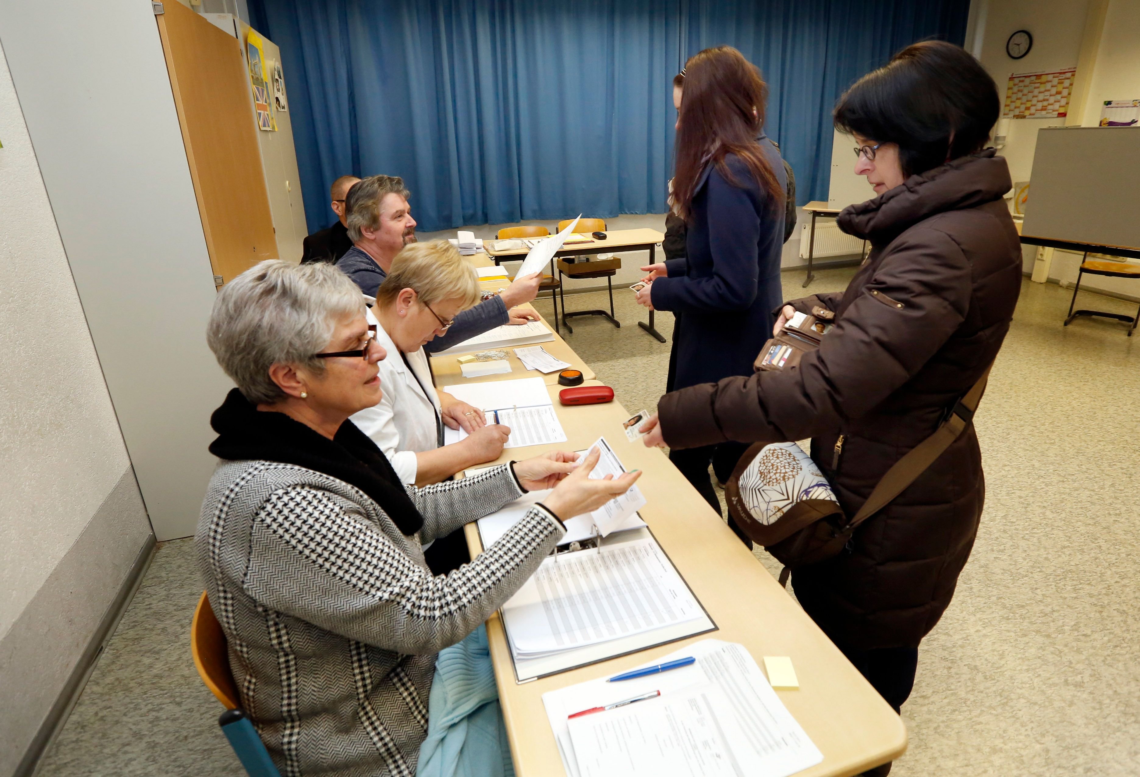 Wähler in einem Wahllokal in Wolfen-Nord.