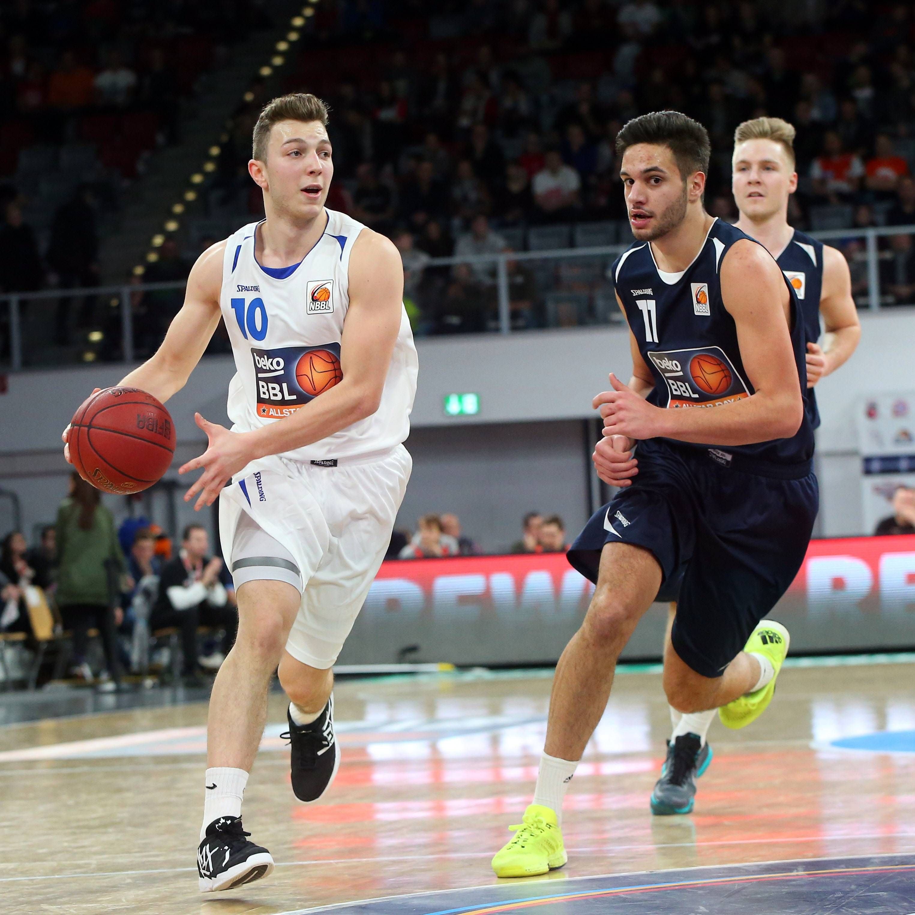 Benedikt Turudić (blaues Trikot) wechselt von Alba Berlin zum Mitteldeutschen BC