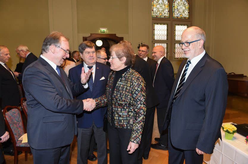 Im Gespräch: Ministerpräsident Reiner Haseloff (v.l.), LandtagspräsidentDieter Steinecke sowie Gertrud Neuwirth und Winfried Schubert.