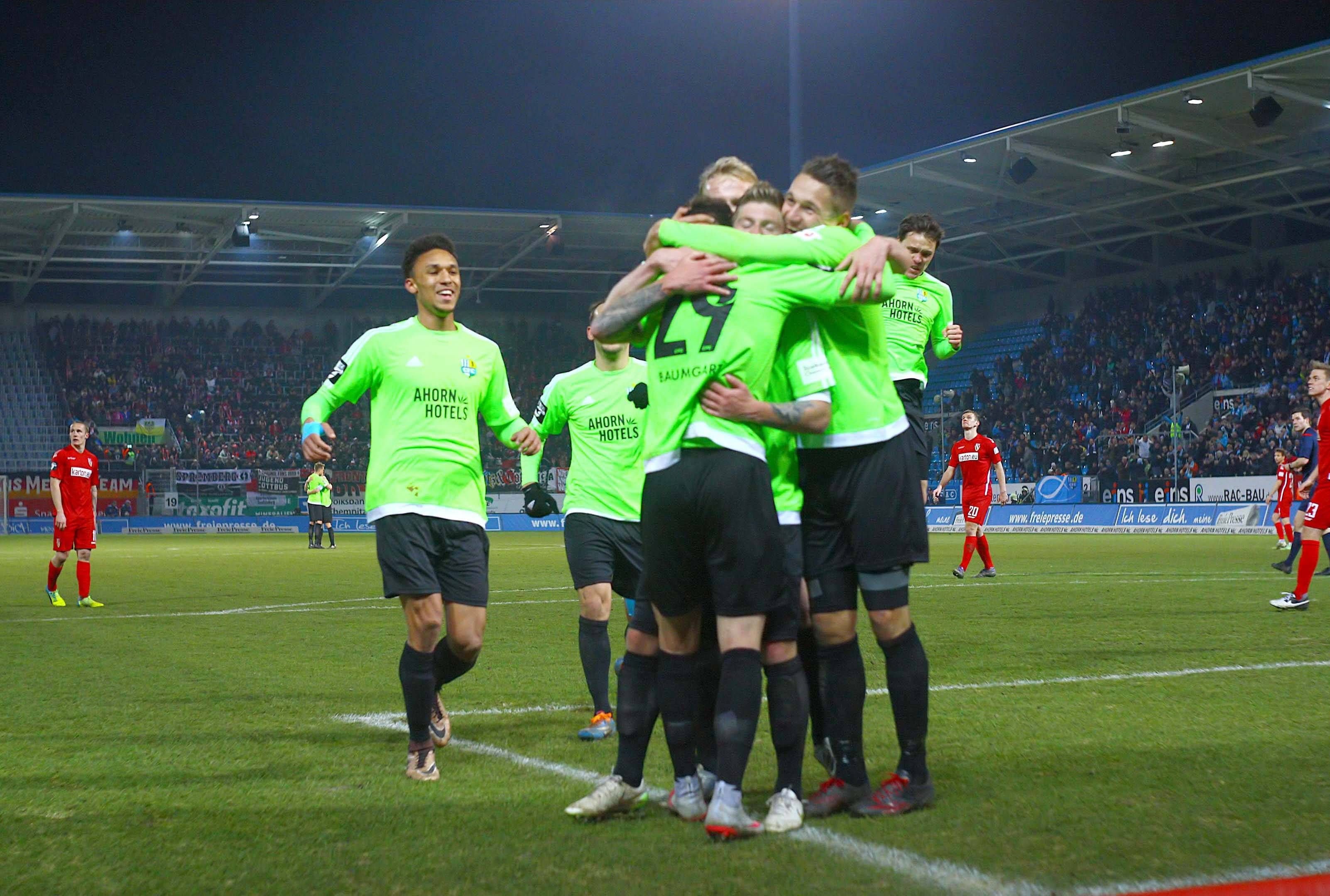 Chemnitzer Torjubel nach dem 3:0 von Tom Baumgart