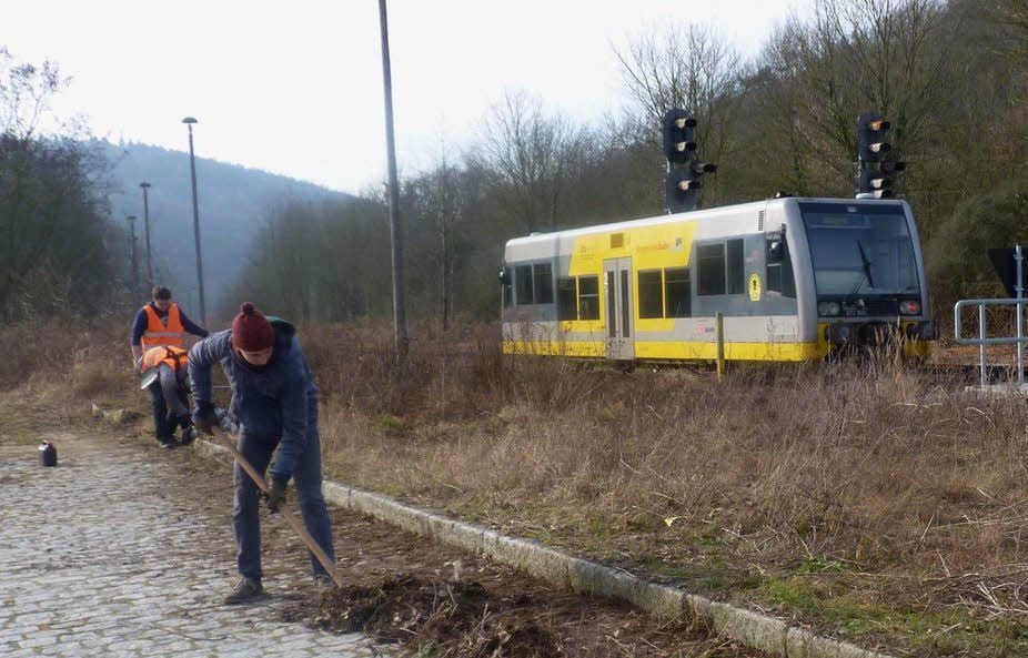 Frühjahrsputz an der Buswendeschleife am Nebraer Bahnhof: Die Mitglieder der IG Unstrutbahn bringen die Nebenanlagen in Ordnung.