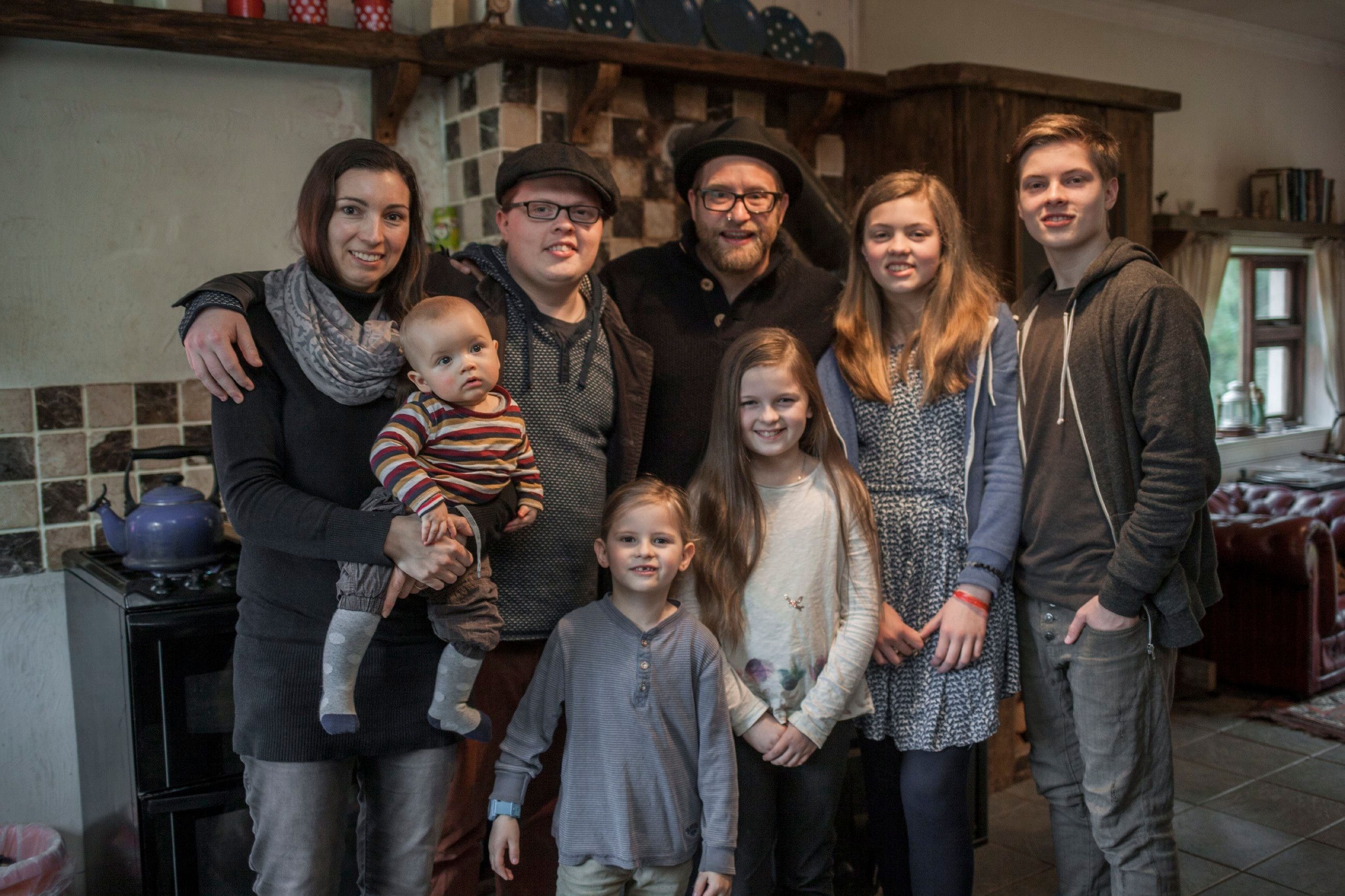 Angelo Kelly mit seiner Familie - und Sänger Gregor Meyle