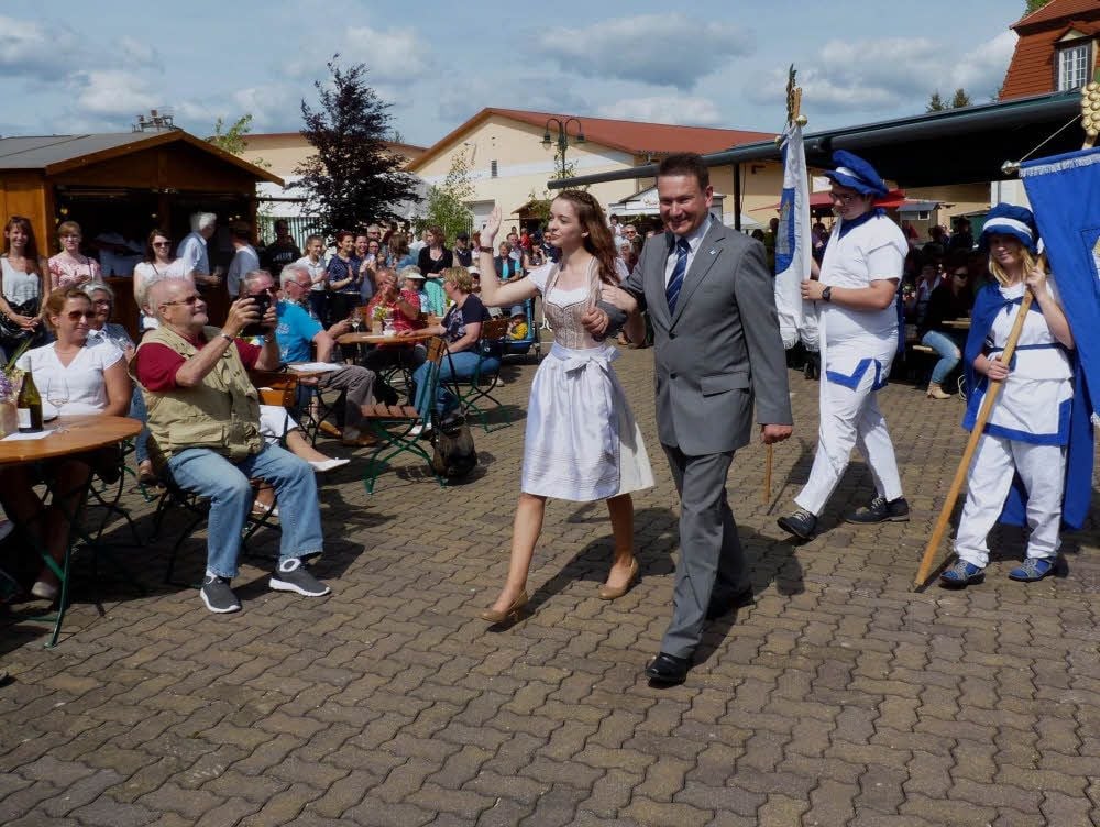 Bürgermeister Udo Mänicke geleitet die neue Prinzessin zur Bühne.