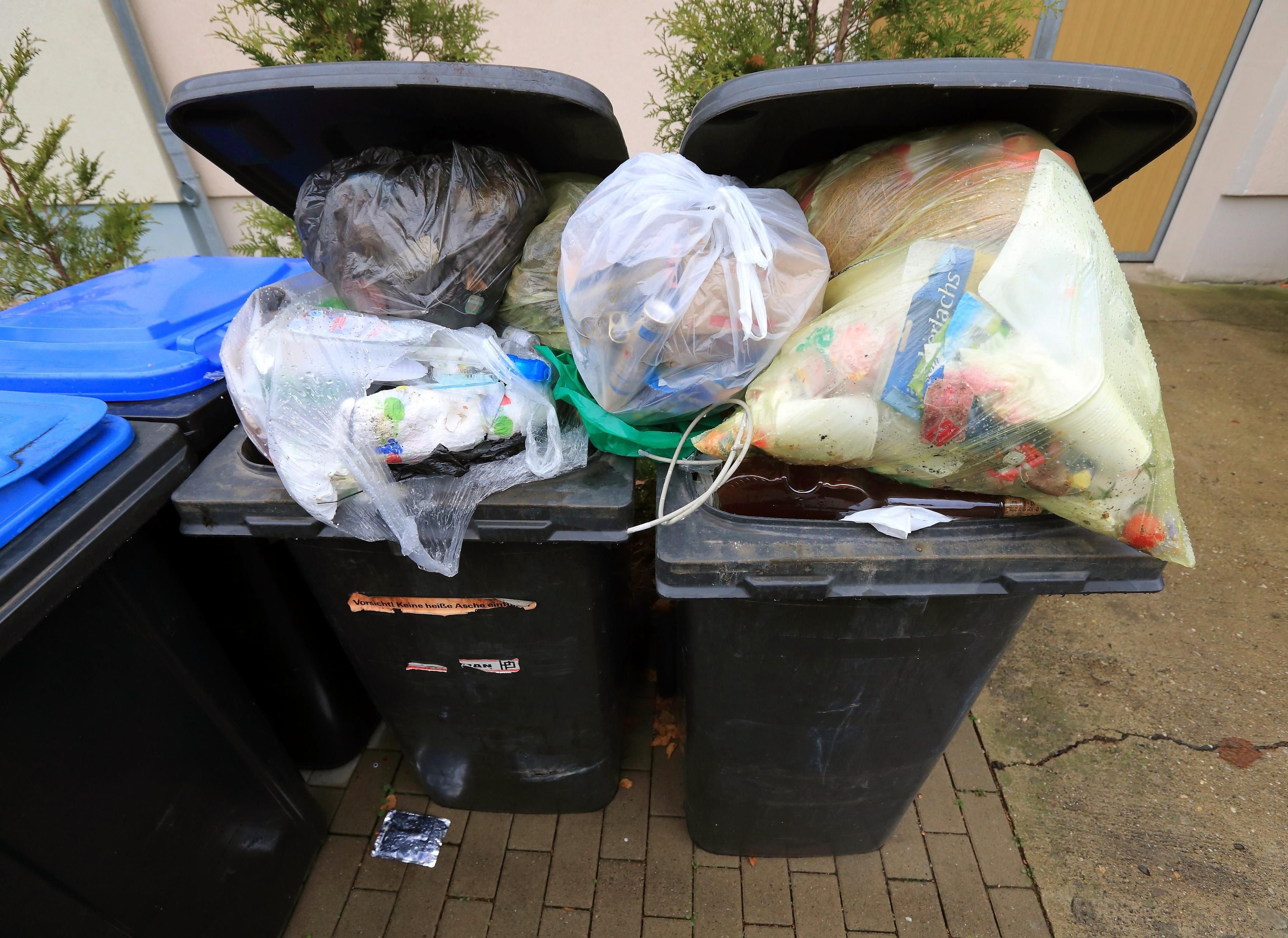 Überfüllte Tonnen.