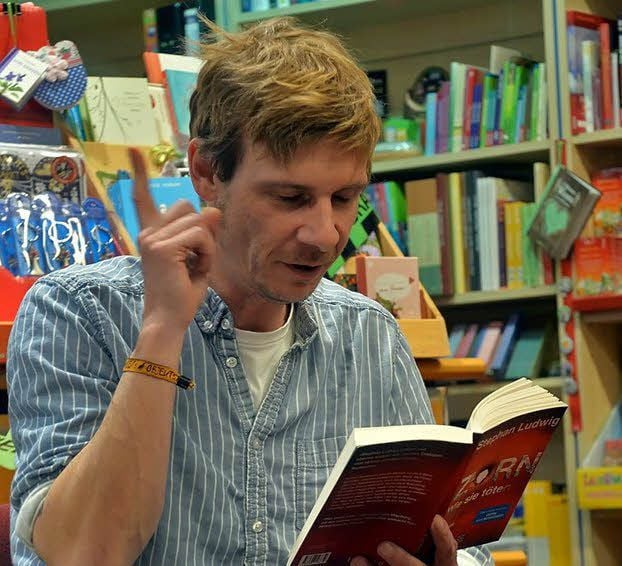 Zu ihren Büchern greifen in Halle fast 40 Autoren, darunter auch Stephan Ludwig (im Bild) und Peter Godazgar.