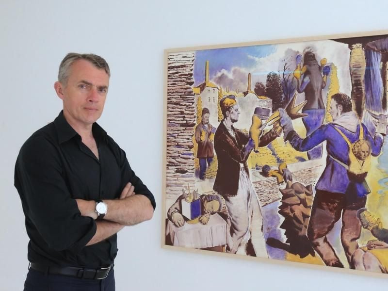 Der Künstler Neo Rauch steht vor der Zeichnung «Das Messen». Foto: Jens Wolf/Archiv
