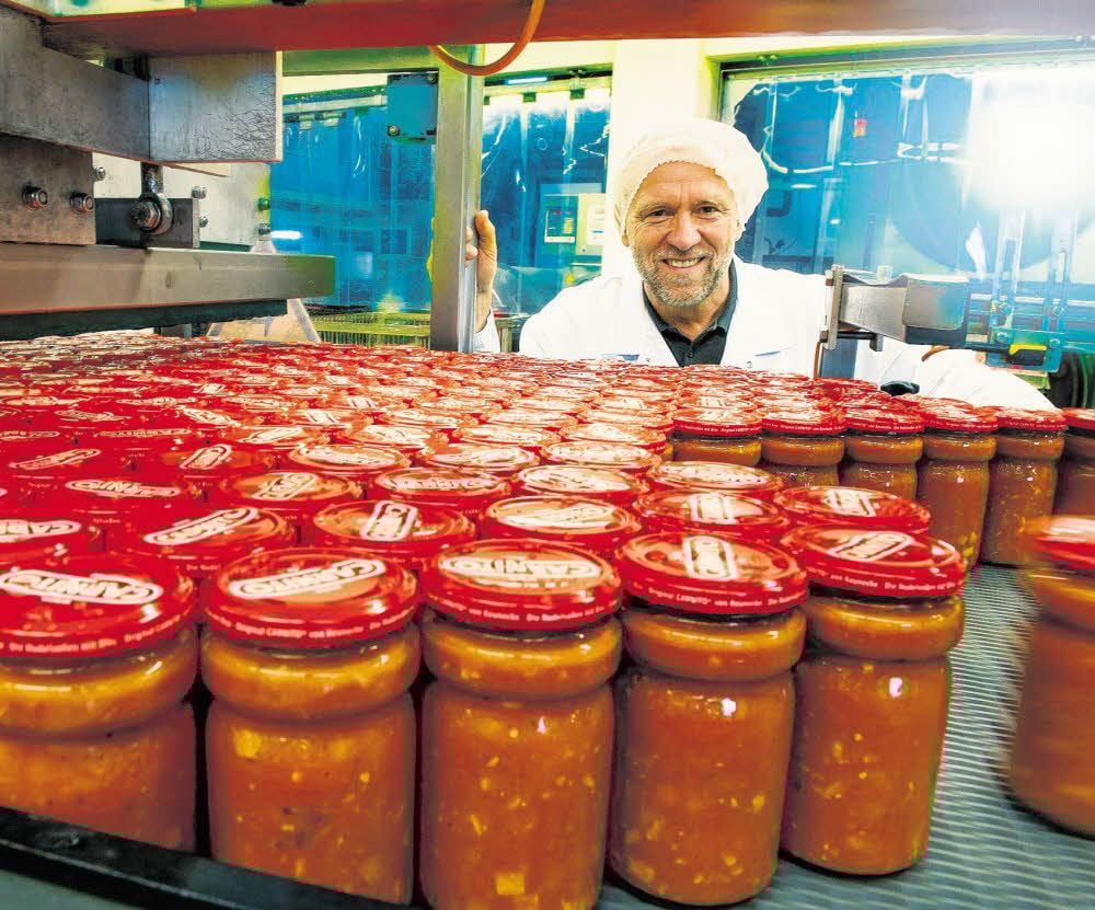 Ekkehard Heilemann , Chef der Firma Keunecke, präsentiert Konserven.