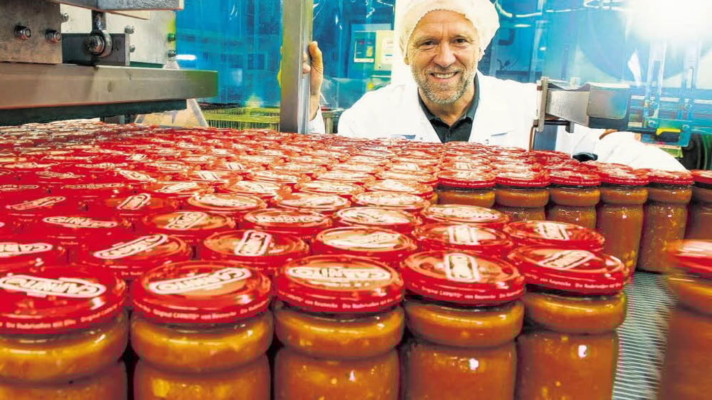 Ekkehard Heilemann , Chef der Firma Keunecke, präsentiert Konserven.