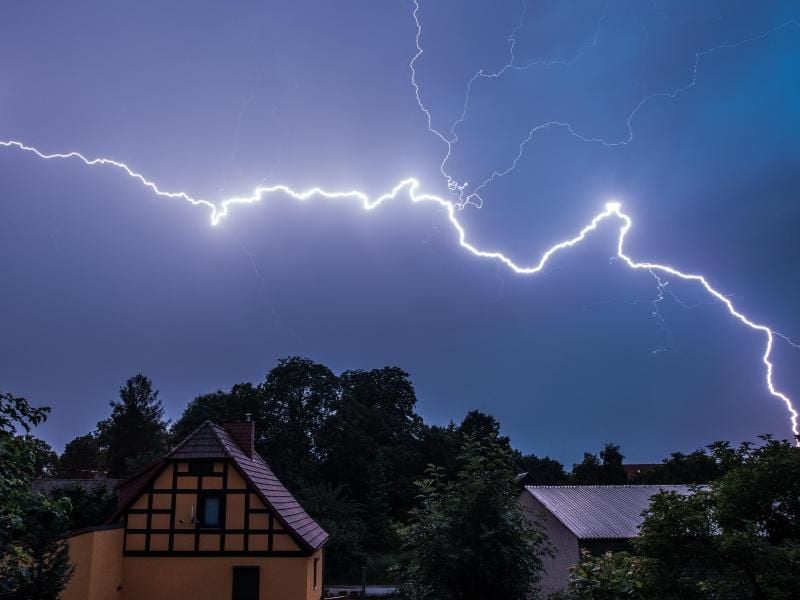 Vor Blitz und Donner warnen Wetter-Apps fürs Smartphone. Foto: Patrick Pleul