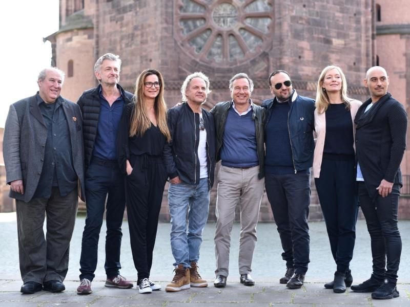Josef Ostendorf (l-r), Dominic Raacke, Alexandra Kamp, Uwe Ochsenknecht, Intendant Nico Hofmann, Regisseur Nuran David Calis, Katja Weitzenböck und Ismail Deniz in Worms. Foto: Uwe Anspach