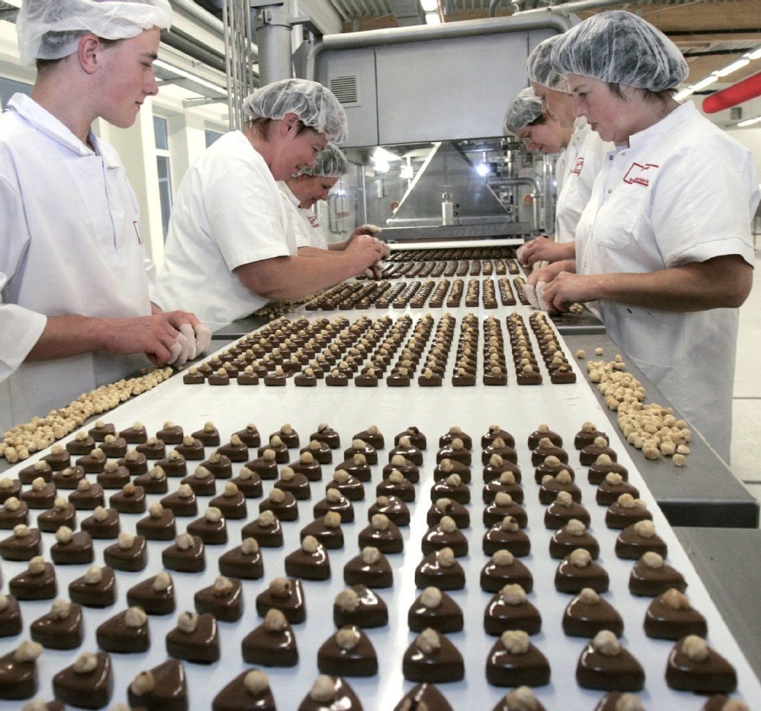 Produktion von Hallorenkugeln in der Halloren-Schokoladenfabrik AG in Halle