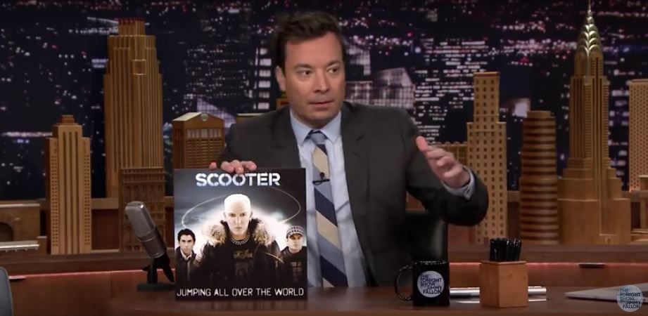 Jimmy Fallon macht sich über Scooter lustig.