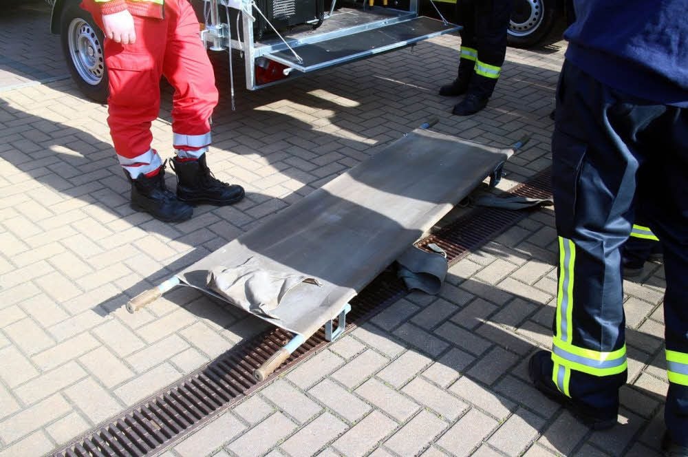 Die alten Tragen aus DDR-Zeiten, die die Verletztentransportgruppe immer noch verwenden musste, riefen nur Kopfschütteln hervor.