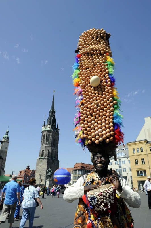 Blickfang auf dem Markt: Eiermann Gregory da Silva verlässt Halle in Richtung Münsterland.