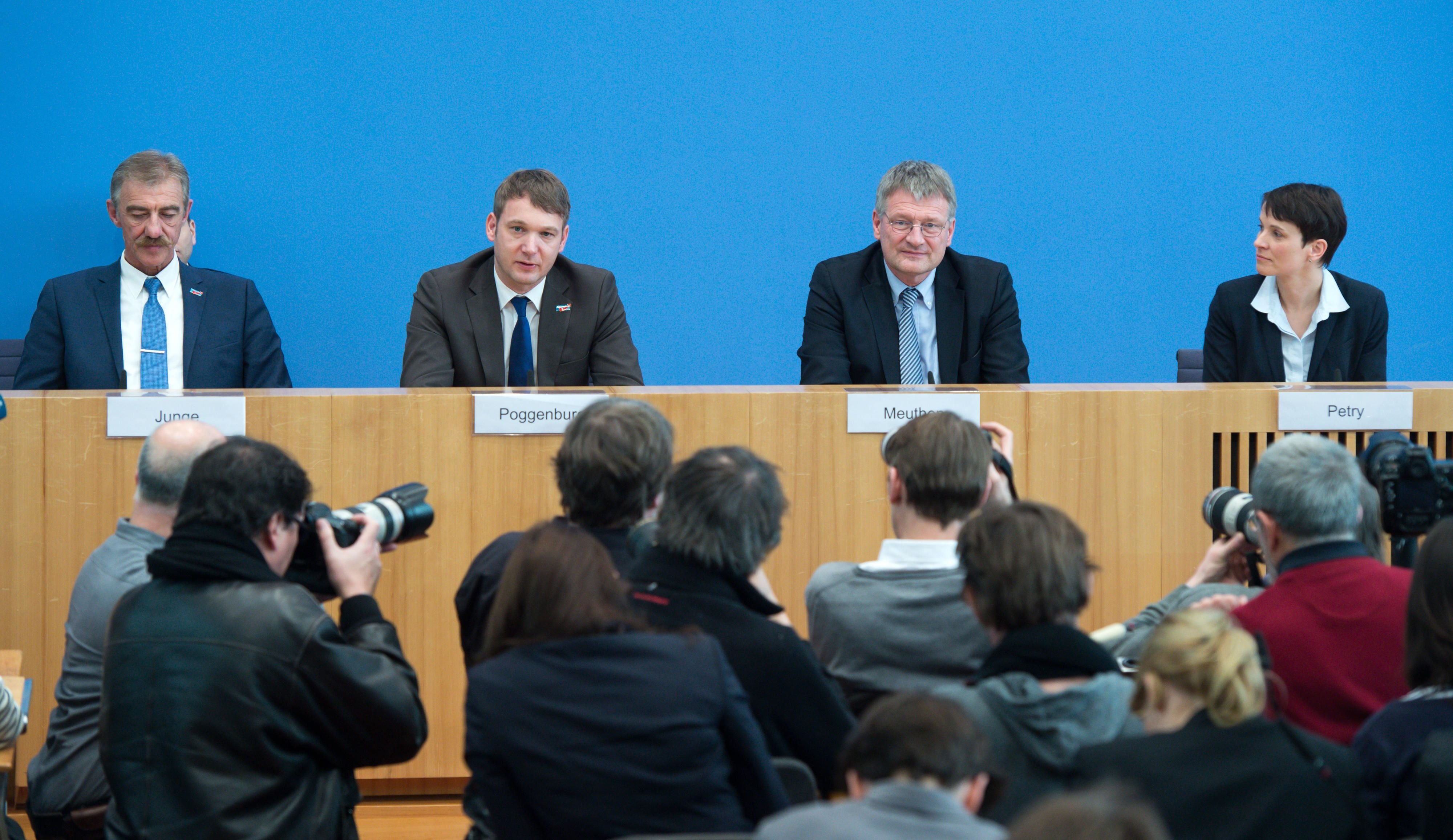 AfD-Bundesvorsitzende Frauke Petry (r-l), Jörg Meuthen, Spitzenkandidat der AfD in Baden-Württemberg, André Poggenburg, Mitglied des Bundesvorstandes der AfD und Spitzenkandidat der AfD in Sachsen-Anhalt, und Uwe Junge, Spitzenkandidat der AfD in Rheinland-Pfalz.
