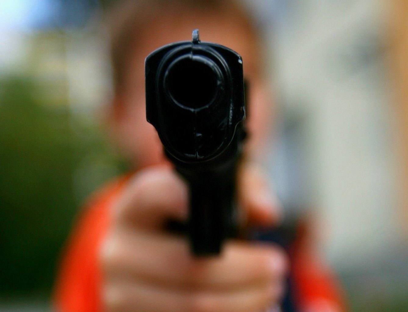 Softairwaffen sind oft täuschend echt nachgebaute Replikate echter Schusswaffen. Softairwaffen verschießen mittels Federdruck, Gas oder eines elektromechanisch betriebenen Druckluftsystems Rundkugeln aus verschiedenen Materialien.
