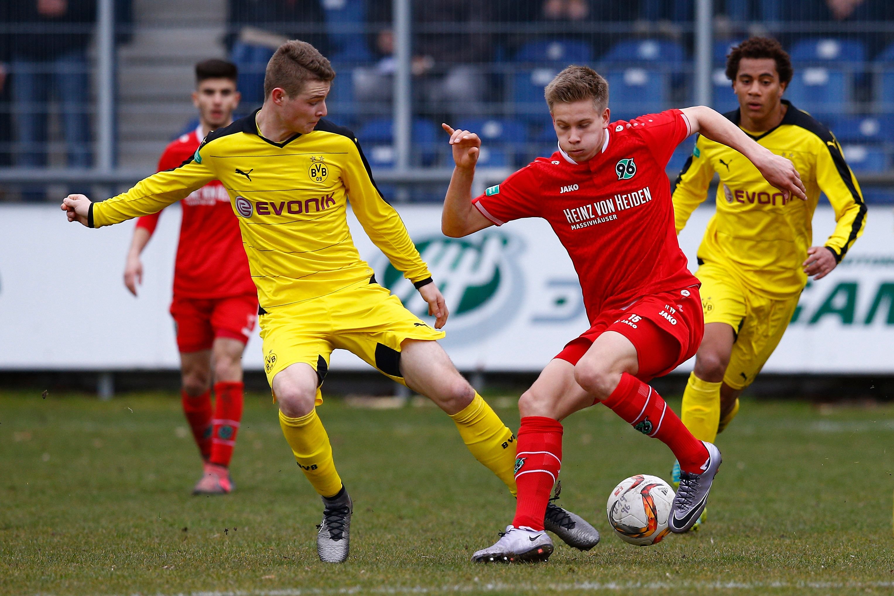 Nachwuchsspieler Niklas Feierabend hatte im Februar einen Profivertrag bei Hannover 96 unterschrieben.