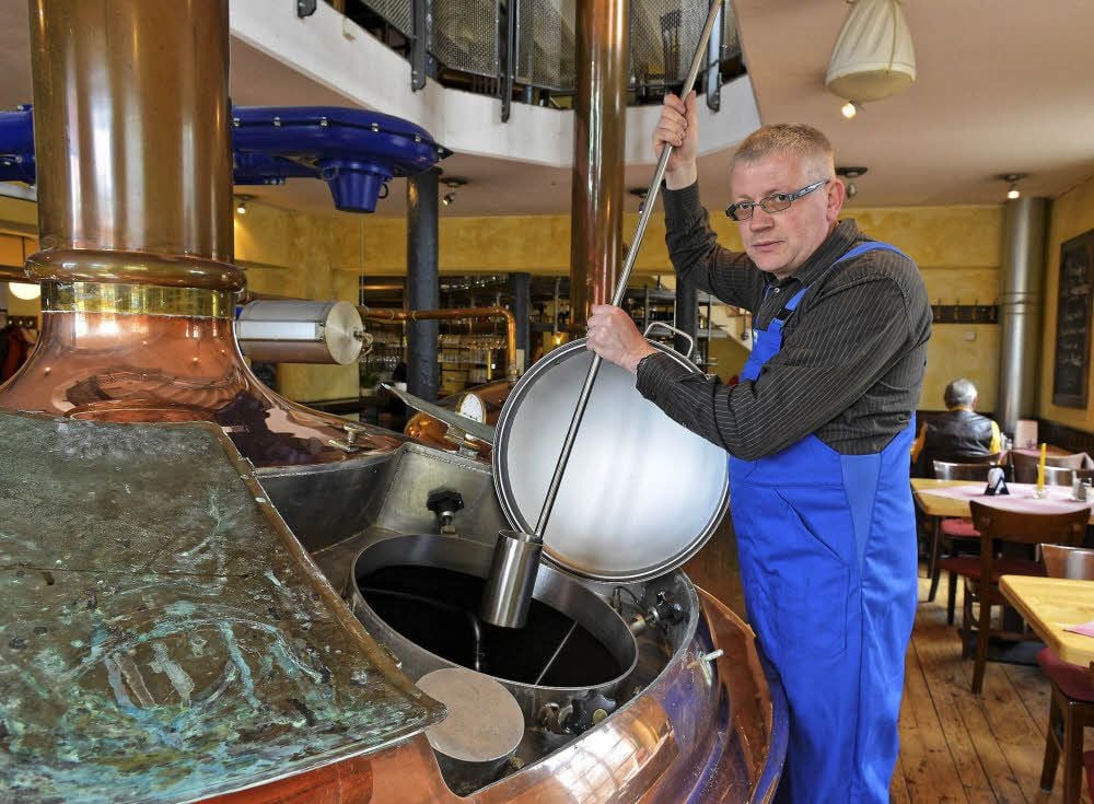 Im Brauhaus „Alter Dessauer“ ist Matthias Hankel für das Bier zuständig. Ab Sonnabend gibt es das neue namens Brauer-Zwickel.