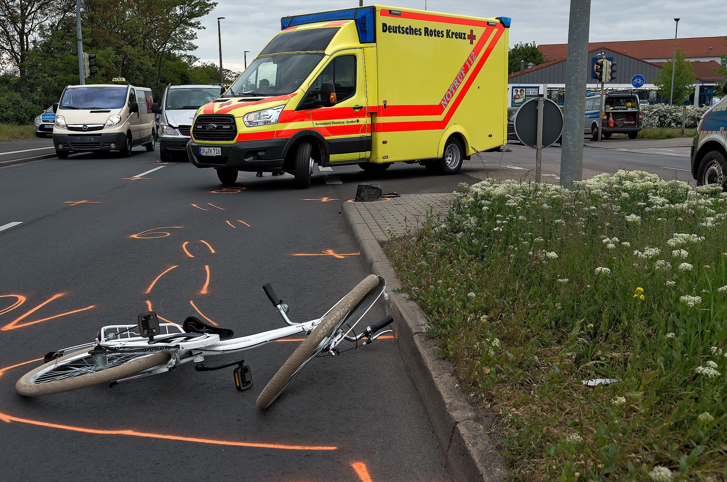Auf der B91 in Merseburg ist es zu einem Unfall mit einem 13-Jährigen Kind und einem Pkw gekommen.