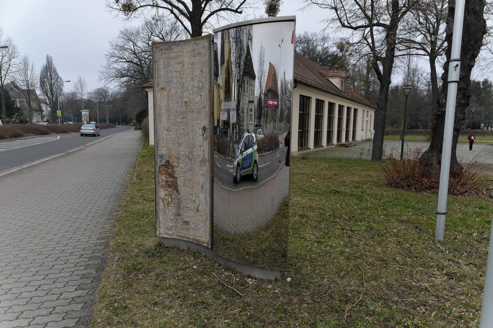 Eine der Spiegel-Stelen steht an der Puschkinallee.
