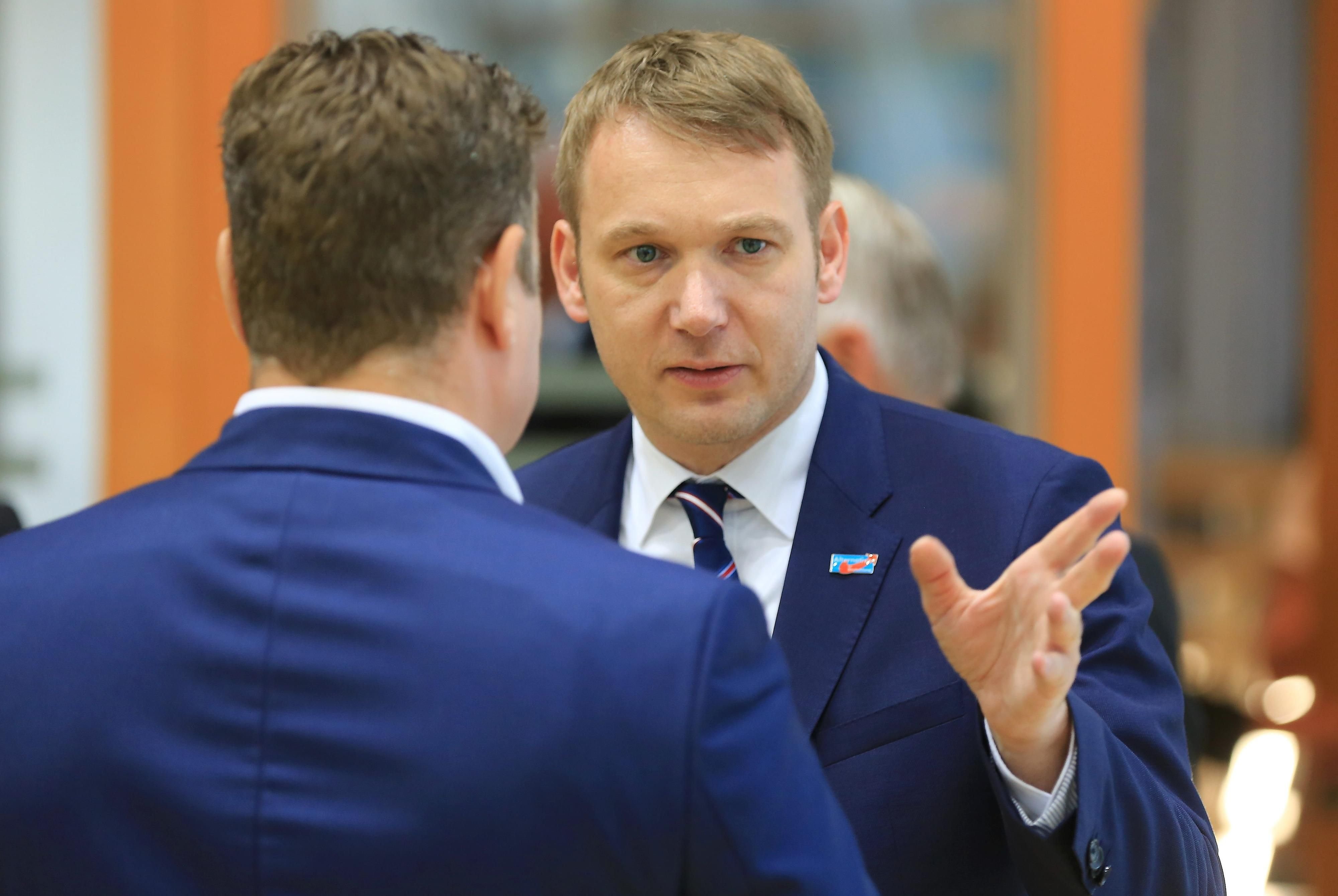 Andre Poggenburg, AfD-Fraktionsvorsitzender, diskutiert im Plenarsaal des Landtags in Magdeburg.