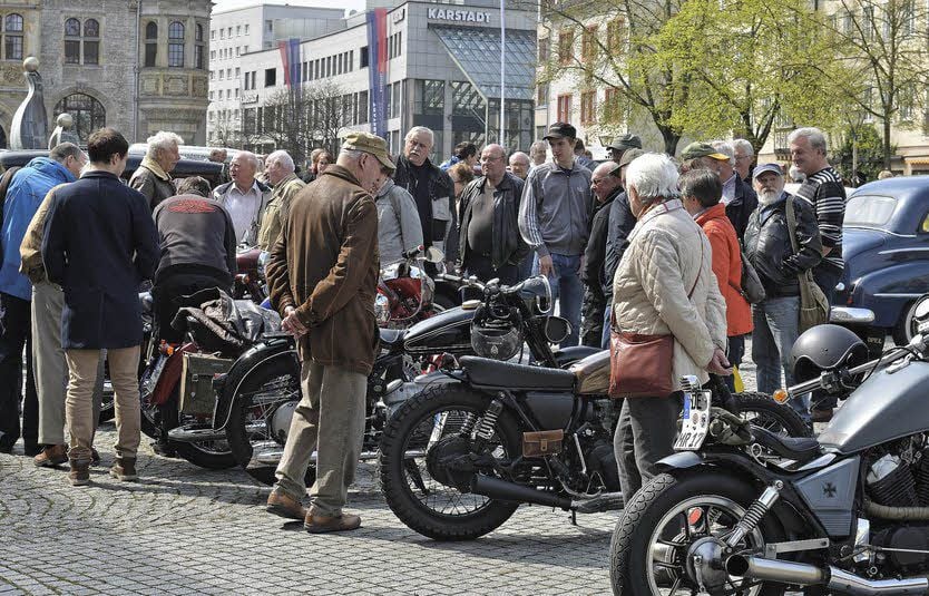 Alte Autos und Motorräder haben auf die Dessau-Roßlauer faszinierende Anziehungskräfte.