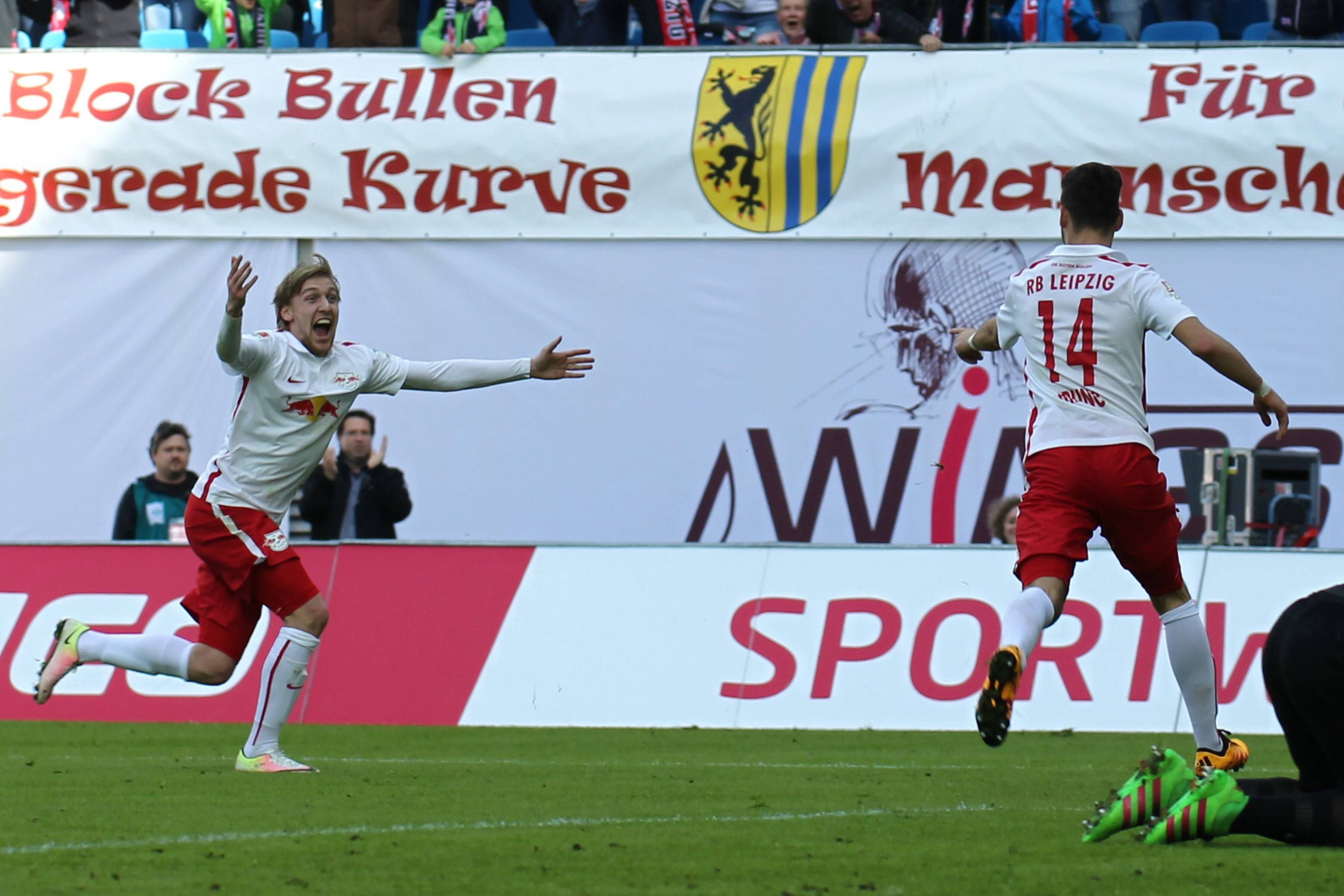Massimo Bruno (r.) und Emil Forsberg jubeln über das 2:0 von RB Leipzig.