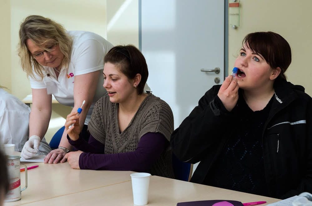 Ilka Paeslack (v.l.) hilft Nadine Hoppe und Desiree Hartung bei dem Abstrich.