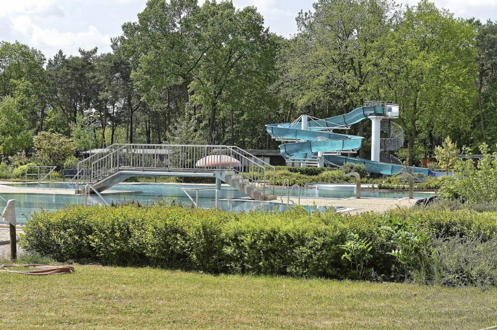 Das Erlebnisbad Roßlau ermöglicht in zwei Edelstahlbecken sowohl das ungestörte Schwimmen in allen Lagen auf fünf 25-Meter-Bahnen als auch das Baden und Planschen mit Strömungsbecken und Attraktionen.