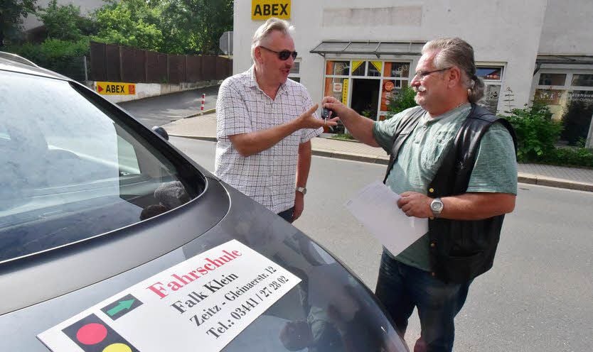 Schlüsselübergabe von Falk Klein (r.) zu Birger Zentner.